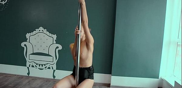  Yanna mega sexy naked gymnast spreading legs